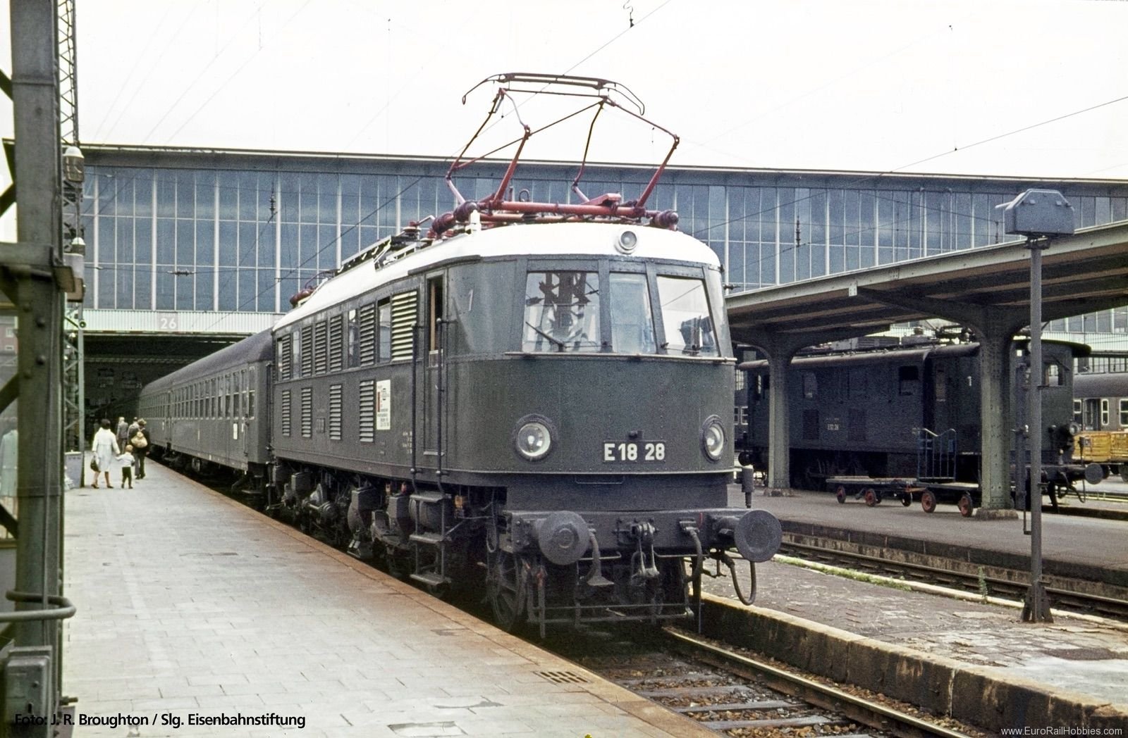 Piko 51931 Electric Locomotive BR E 18 DB III AC version