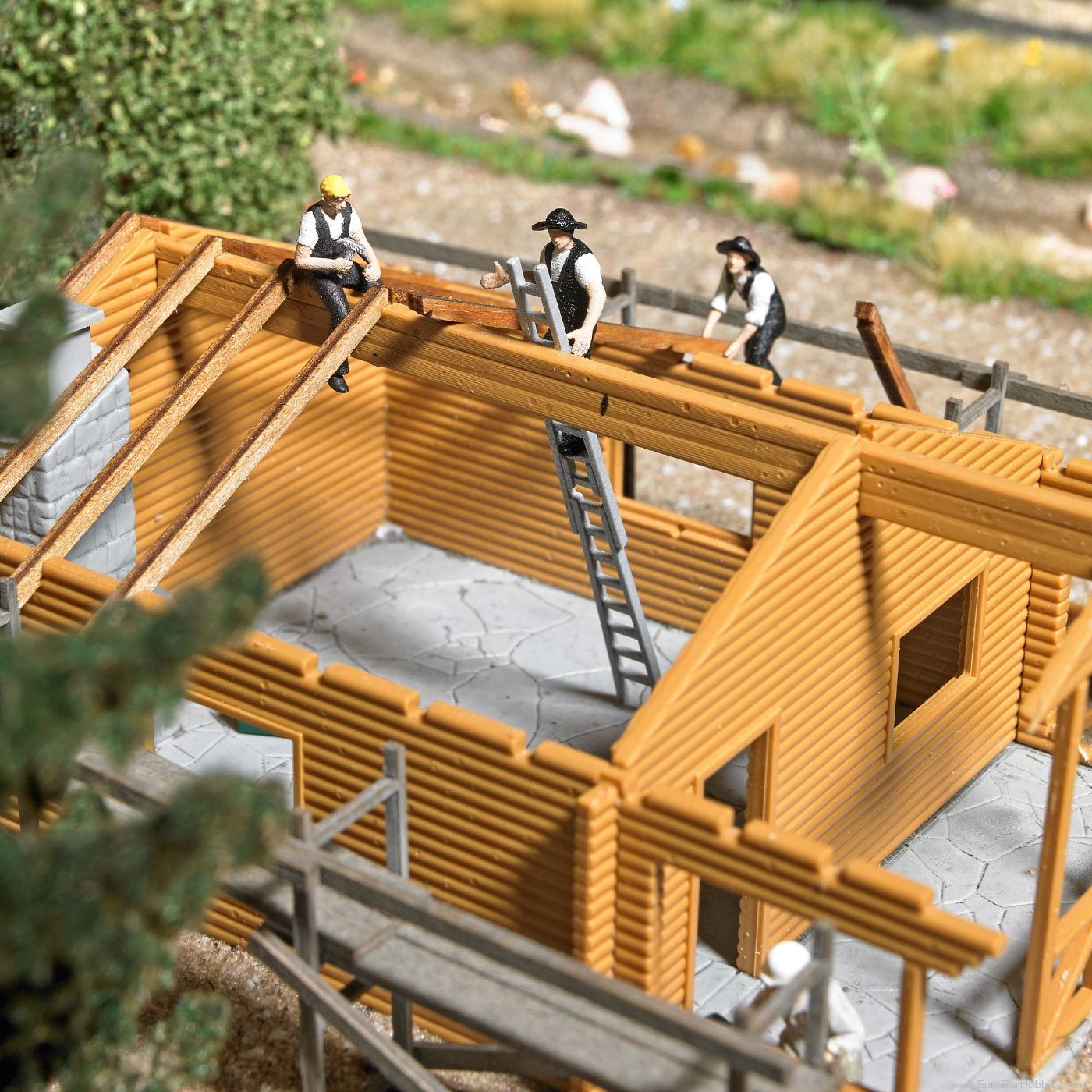 Busch 79902 Busch Carpenters with scaffold