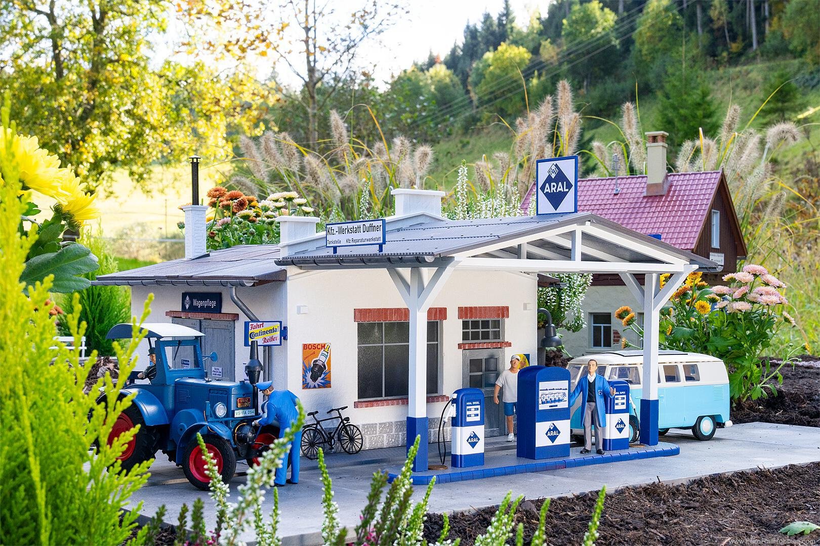 Pola 330821 Petrol Station with Workshop