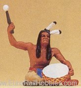 Preiser 54619 Indian beating drum 
