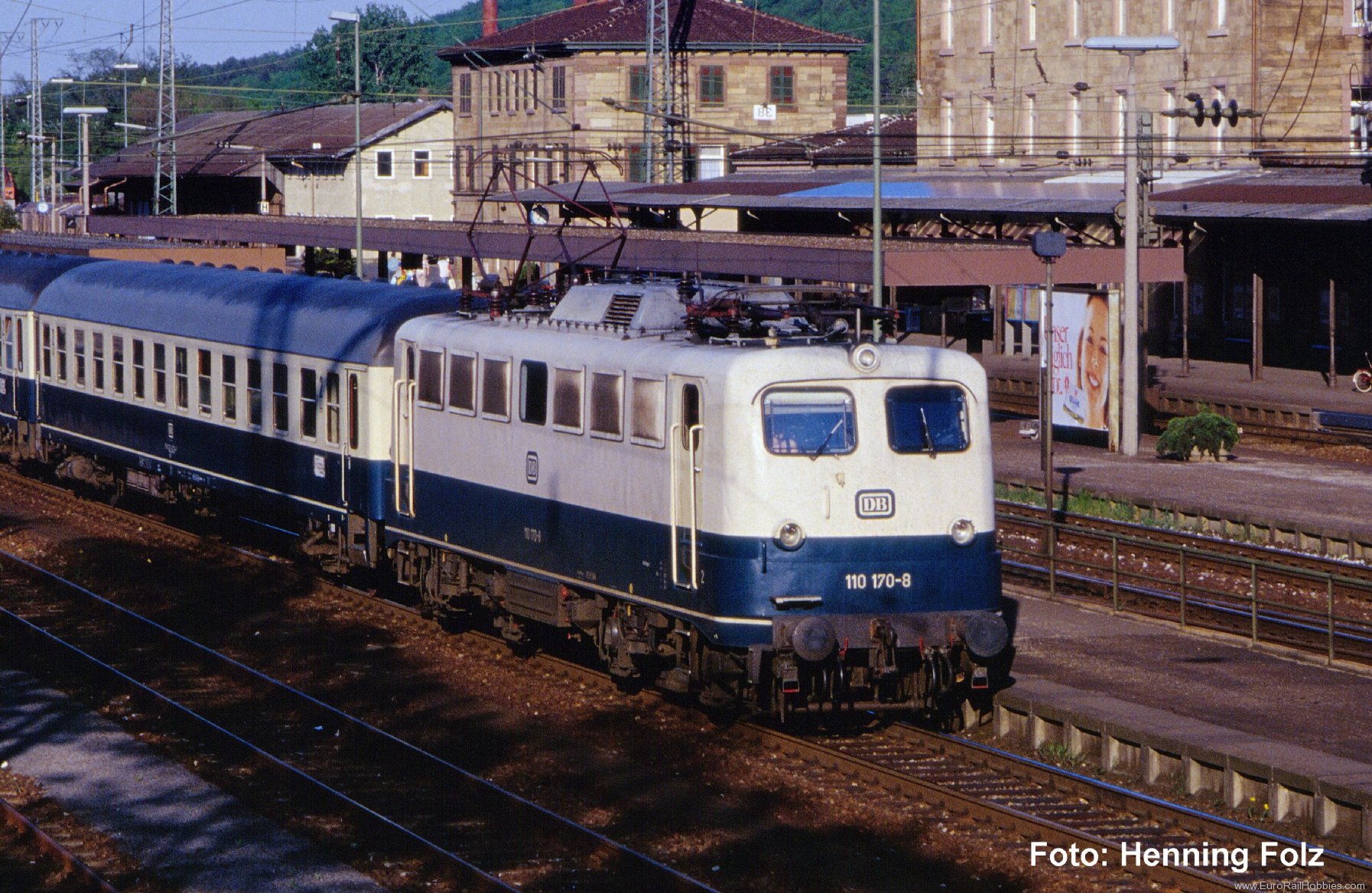 Piko 21774 DB BR 110 Electric Locomotive (Blue/Beige Liv