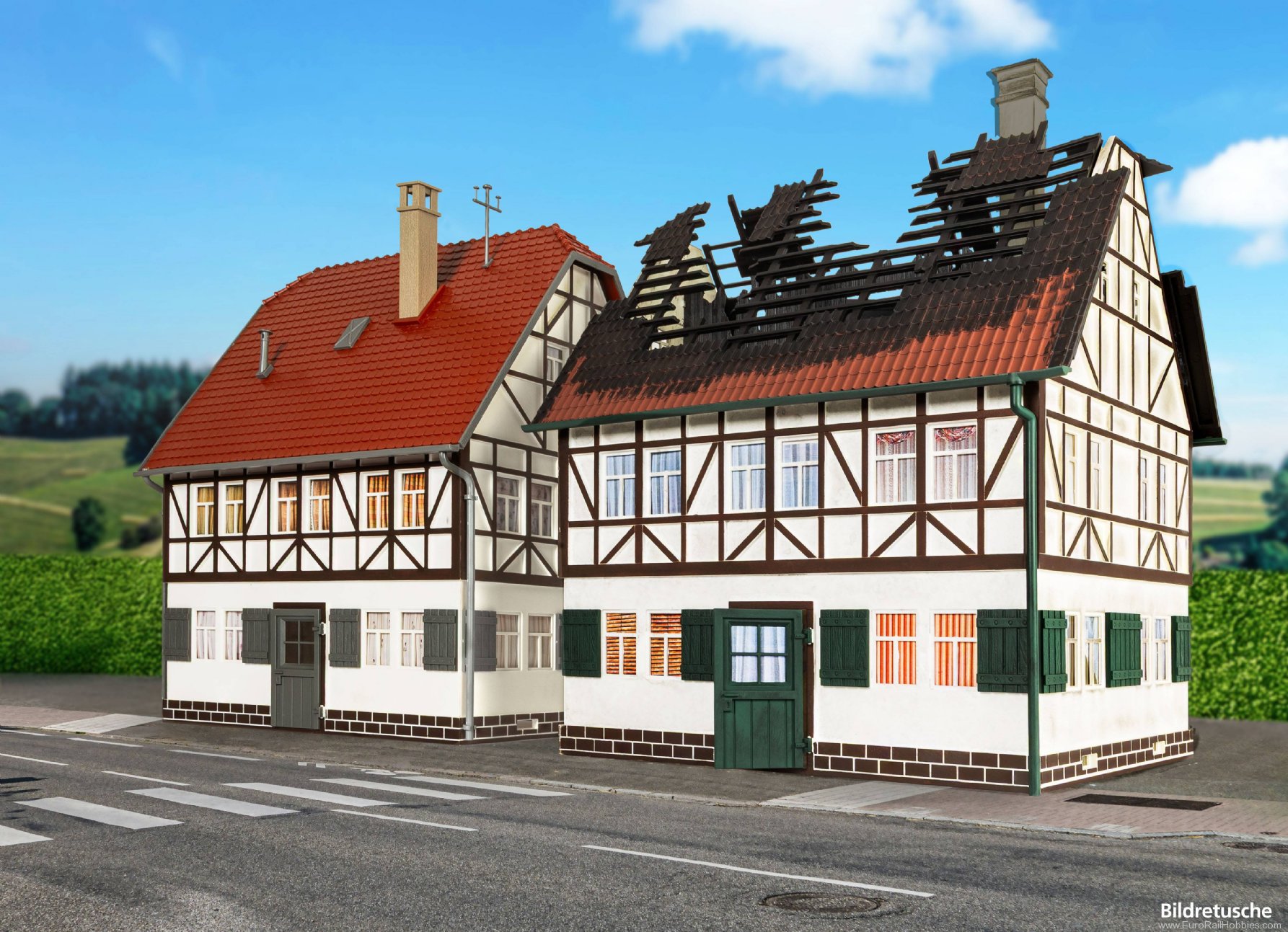 Piko 65011 Weathered Half-Timbered House with fire damag